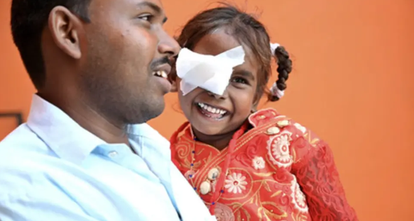 San traveled more than 90 miles by bus so that his daughter, Vaishnavi, could receive cataract surgery at an Orbis partner hospital in India. Image courtesy of Geoff Oliver Bugbee/Orbis