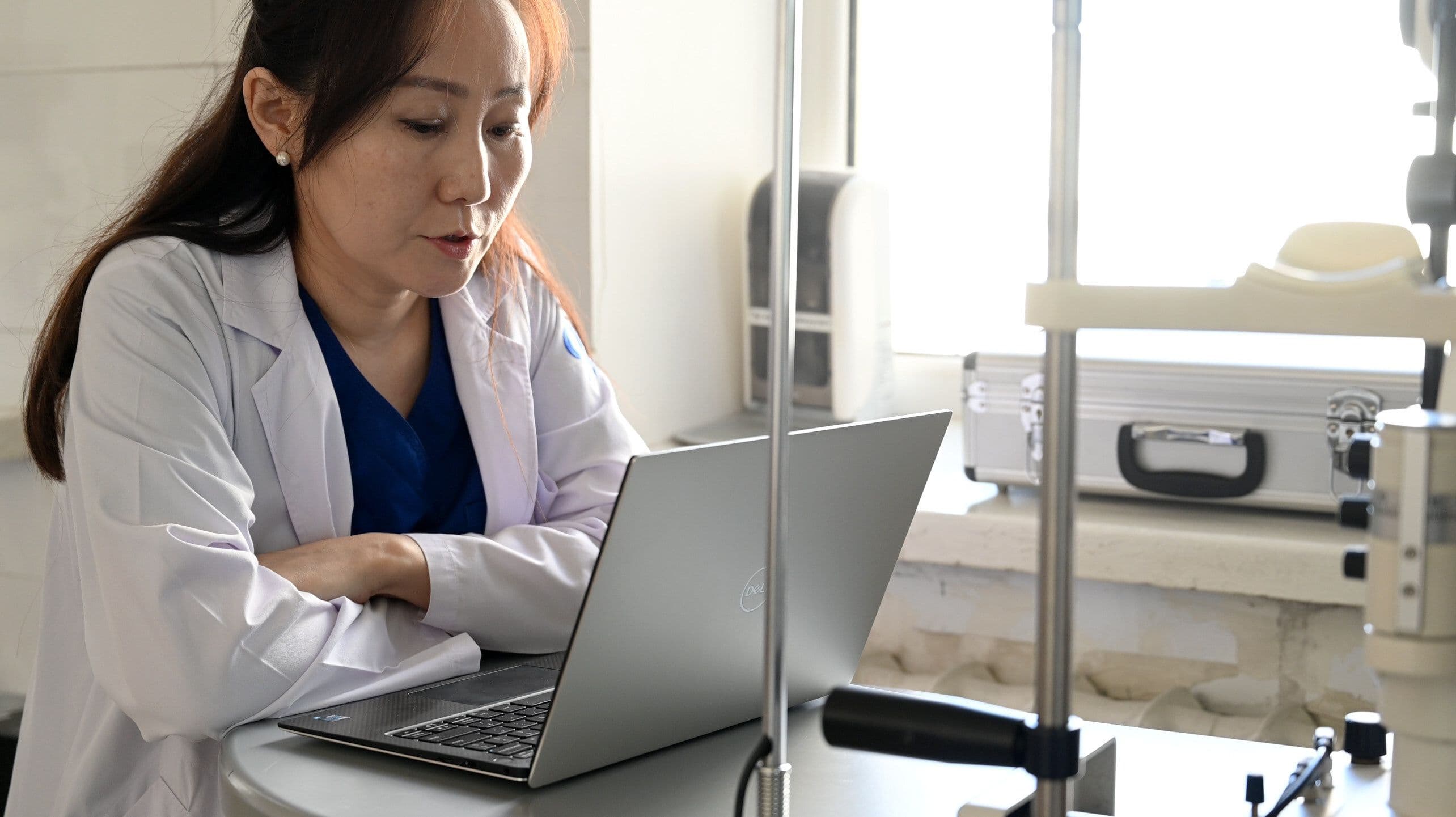 Dr. Battsetseg, in Ulaanbaatar, Mongolia, virtually consults with Orbis Volunteer Faculty member Ron Pelton, MD, in Colorado Springs, Colorado, to discuss a patient with a complicated ophthalmic case. (Image credit: Geoff Oliver Bugbee/Orbis International)