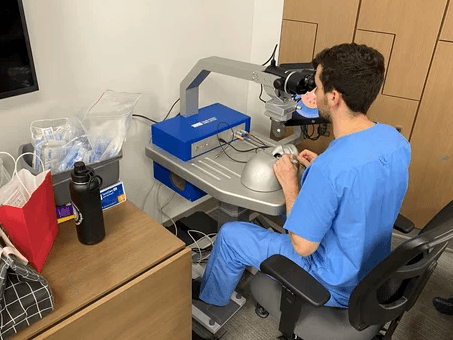 Ophthalmology resident Ari Stoner, MD, is shown using the simulator at the University of Colorado Anschutz Medical Campus Department of Ophthalmology. (Image credit: University of Colorado Anschutz Medical Campus)